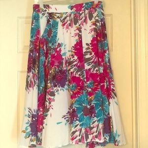 Floral flowy maxi skirt! Size medium